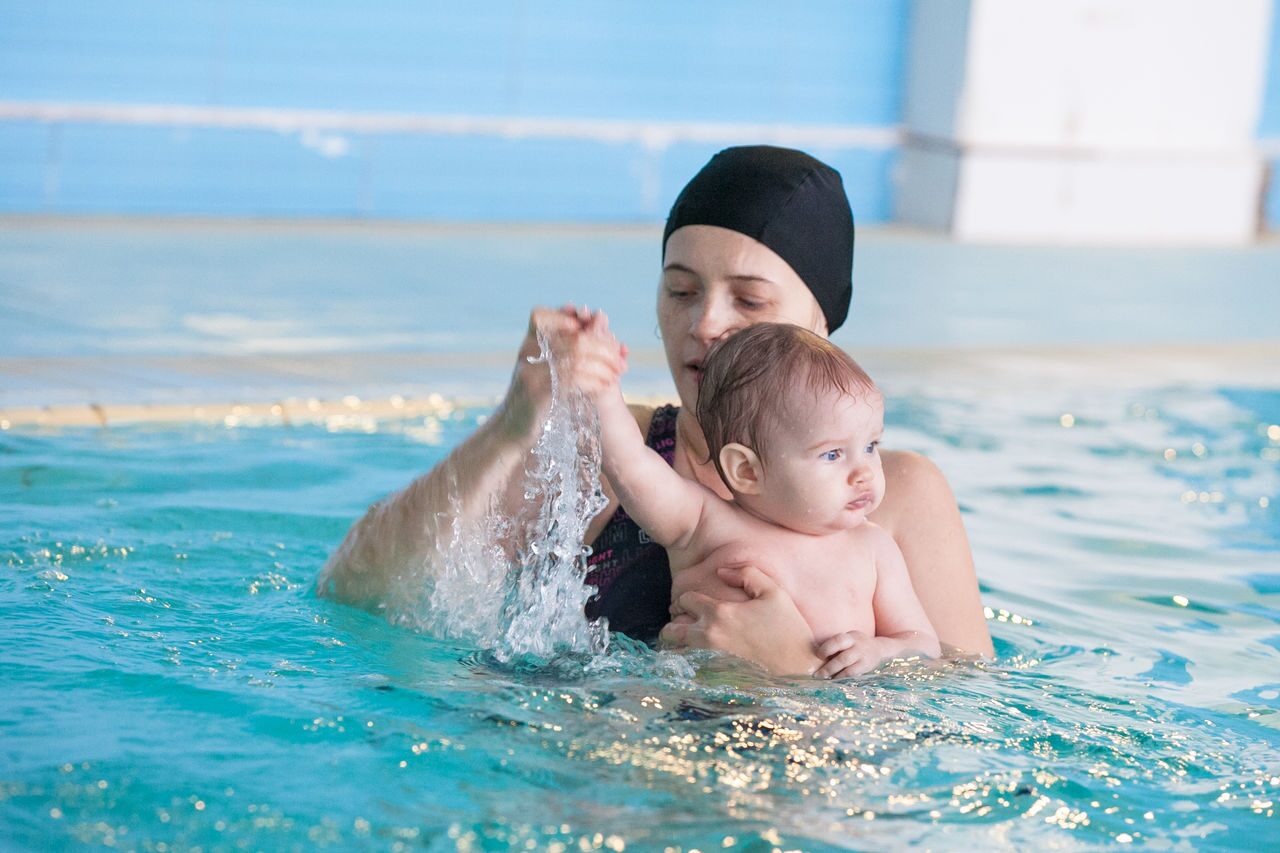 Совместное купание. Дети в бассейне. Мама и малыш в бассейне. Занятия в бассейне с малышом. Бассейн для малышей.
