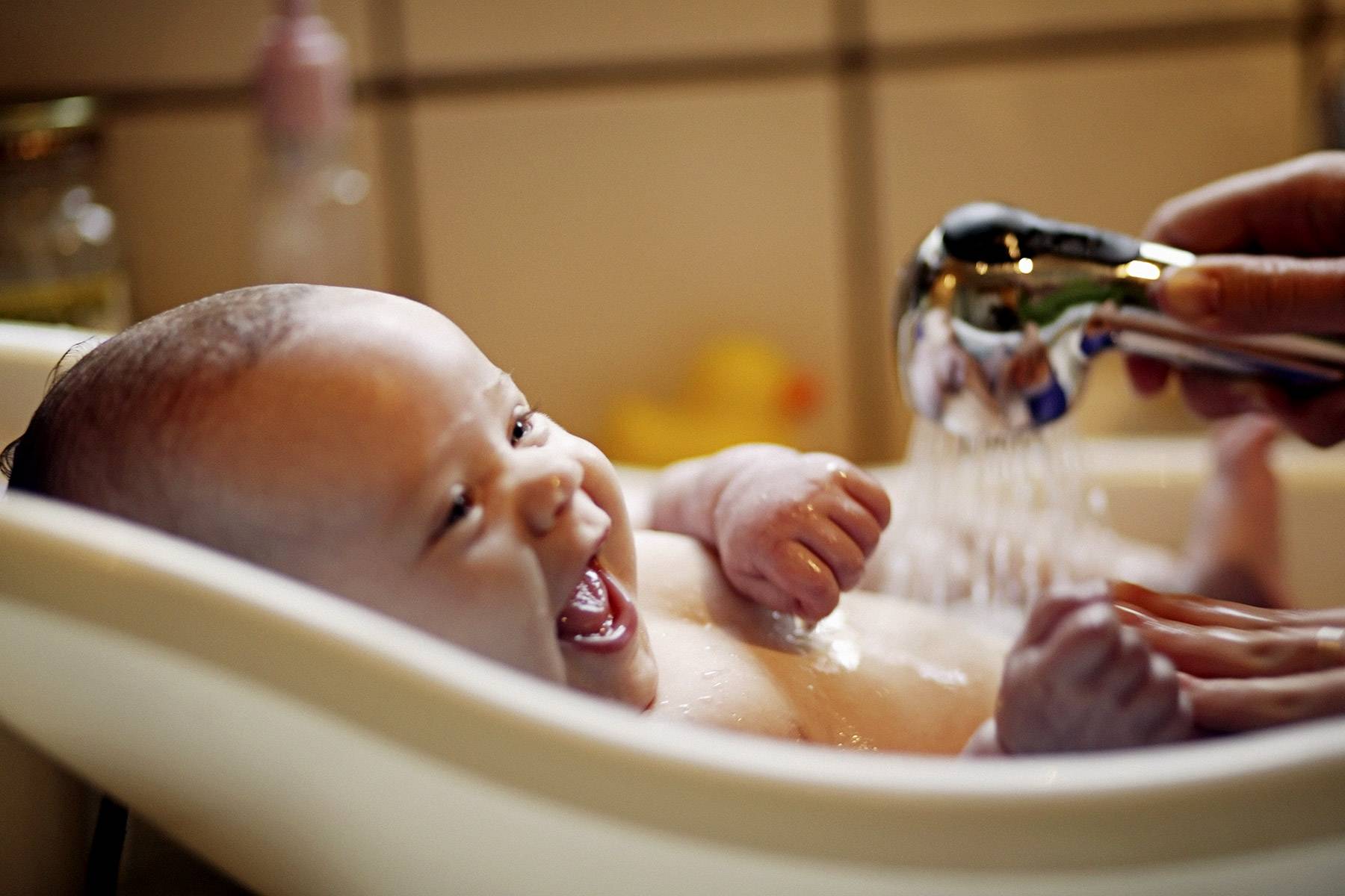 Уход за новорожденным мальчиком в первый месяц жизни от а до я, особенности купания после роддома
