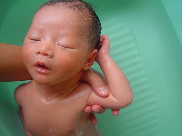 Новорожденному попала вода в ухо при купании