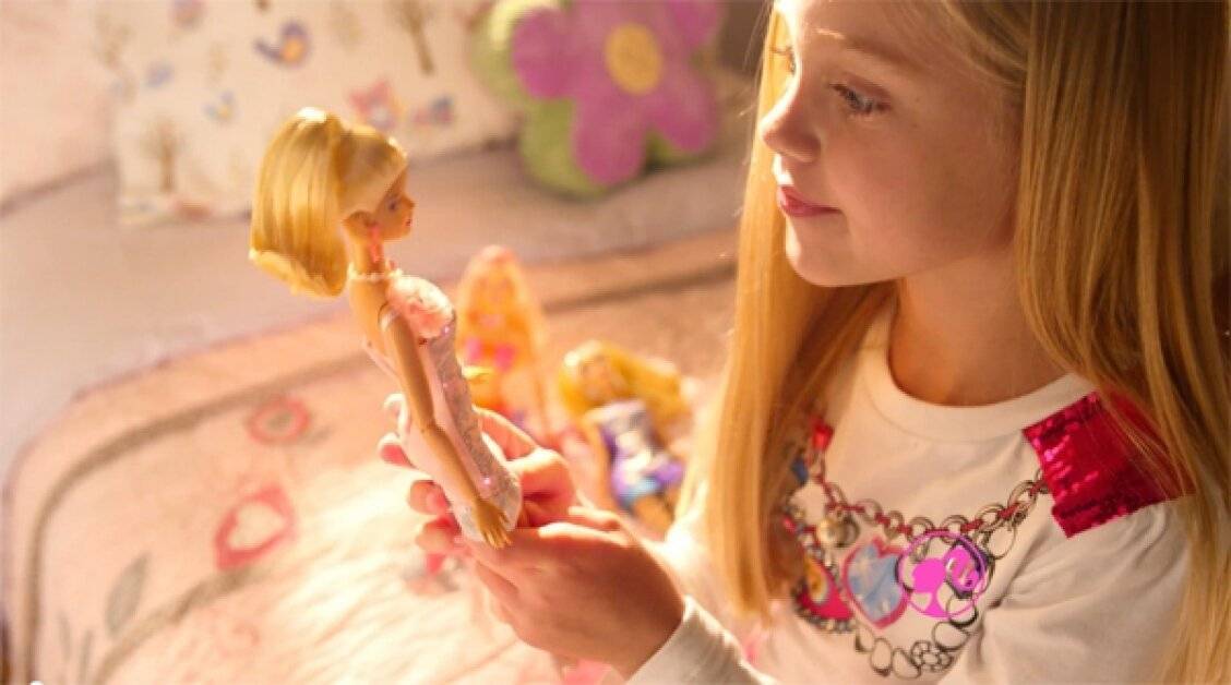 Девушка играет кукла. Куклы для девочек. Девочка Барби. Девочки играют в куклы Барби. Девушка играет в куклы.