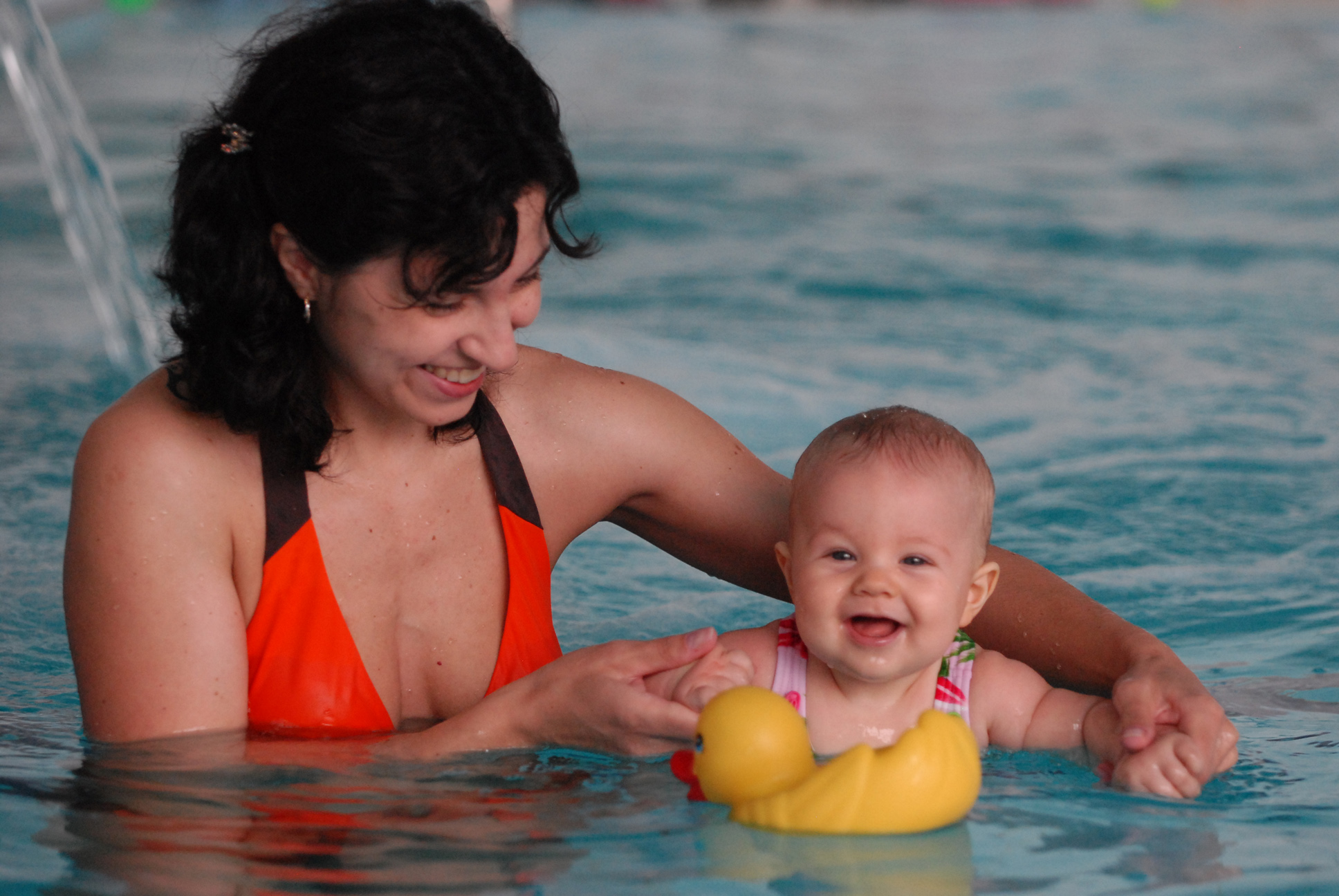 Купаться после родов. Мама и малыш в бассейне. Мама с грудничком в бассейне. Мама купается бассейн. Фотосессия в бассейне детей.