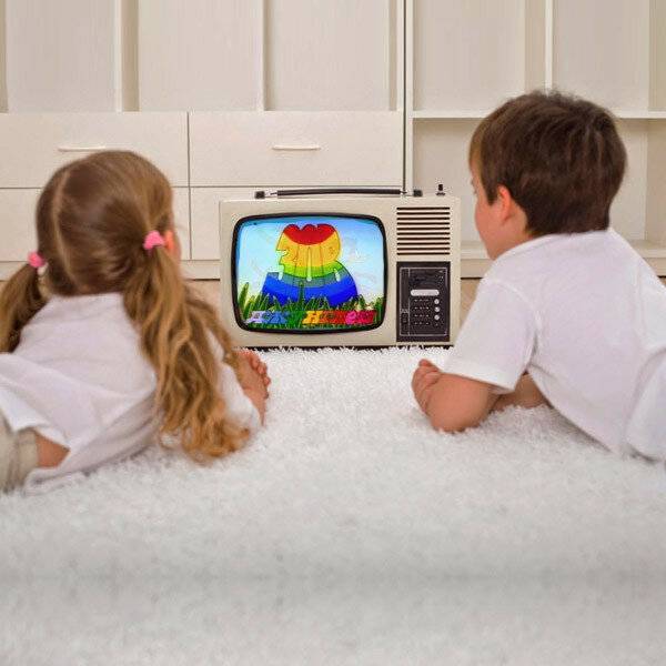 Ребенок и телевизор: в чем опасность и как отучить от частого просмотра