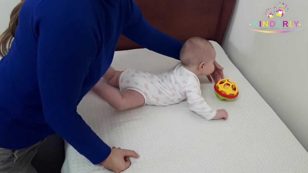 Как научить ребенка переворачиваться?