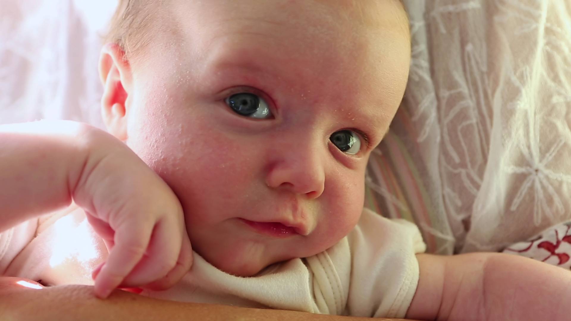 У новорожденного трясется подбородок и нижняя губа: причины, мнение комаровского
