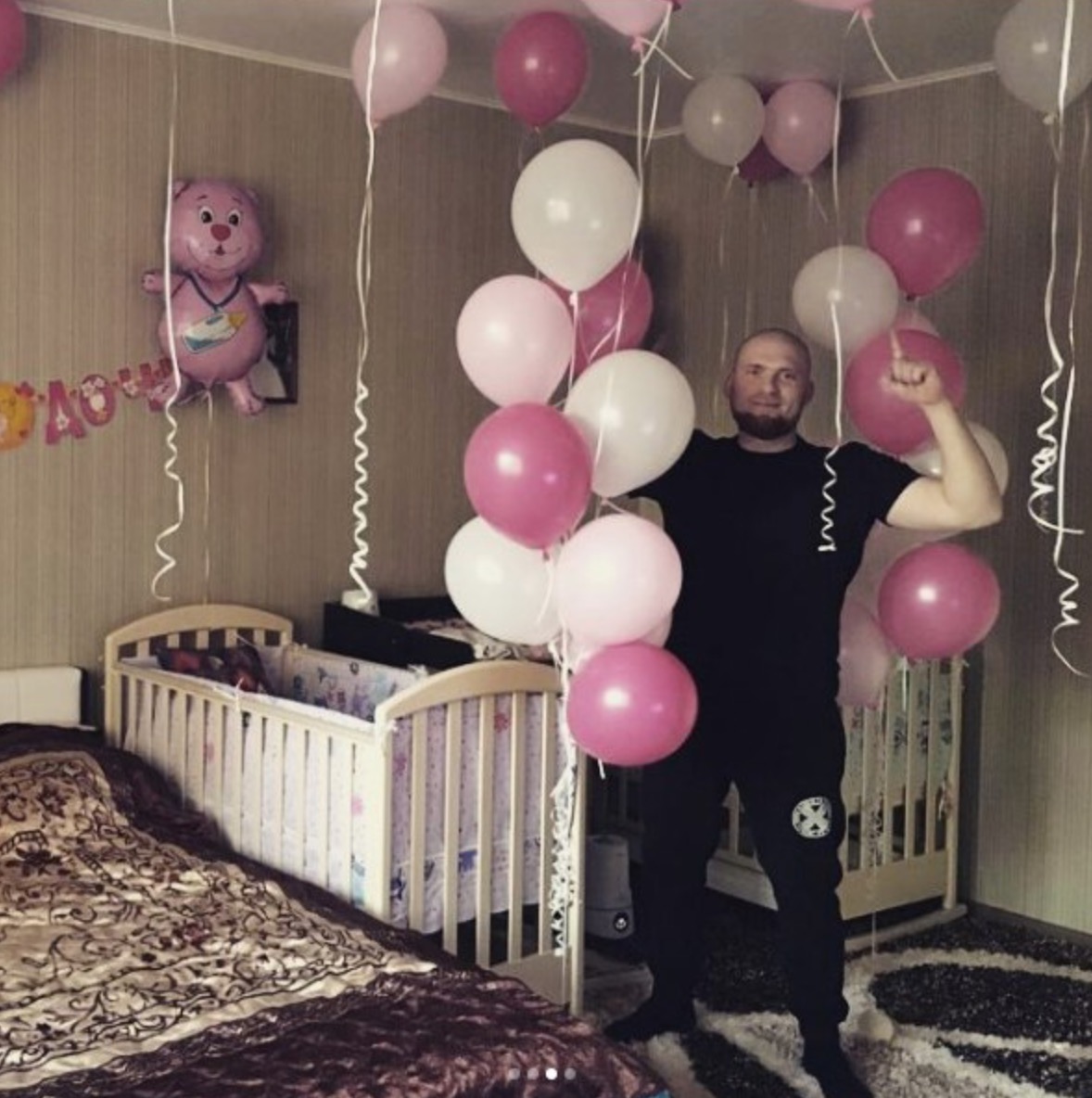 Как украсить комнату на выписку из роддома?