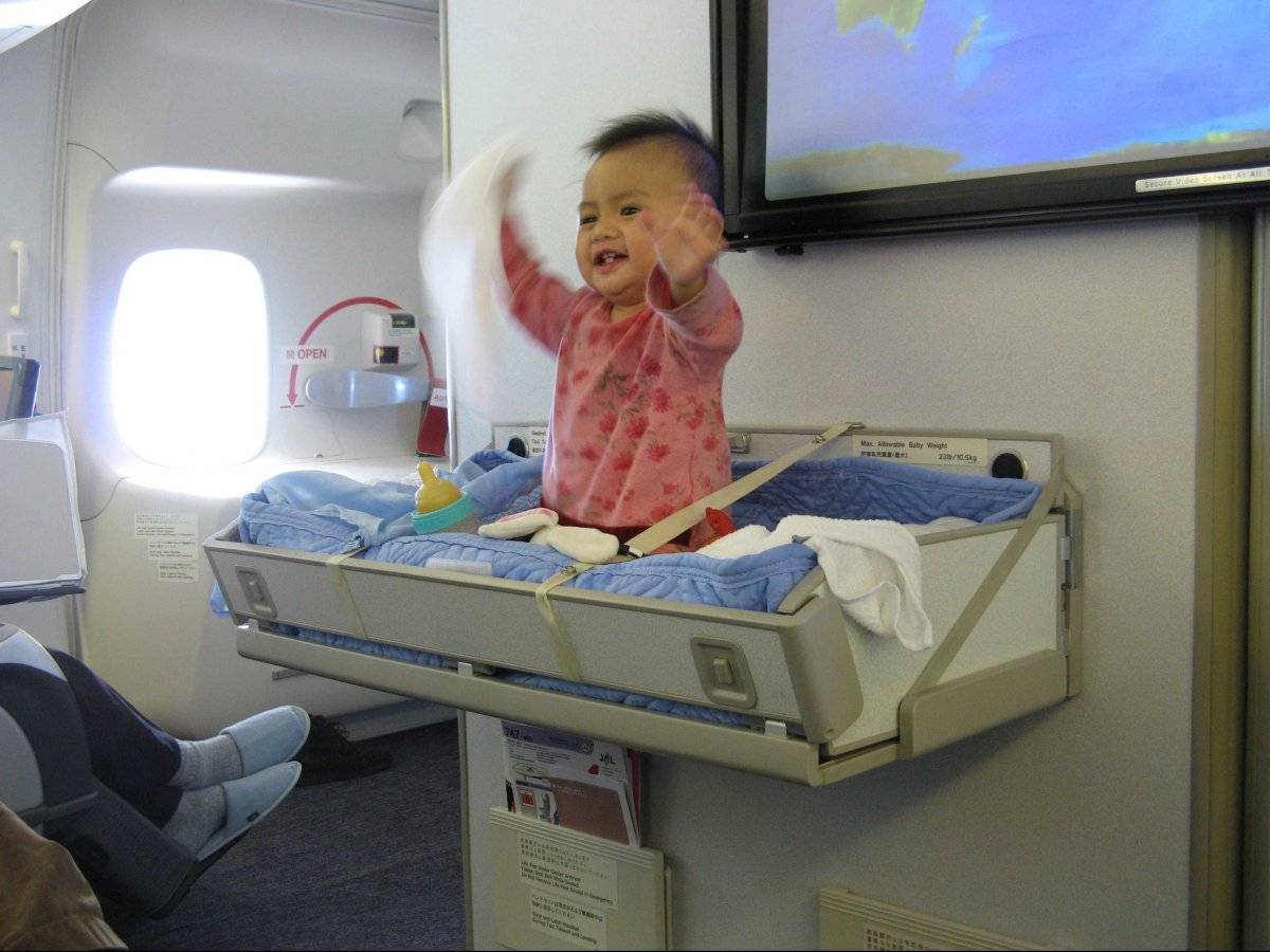 Ребенок  от 6 месяцев до года в самолете — как подготовиться, что взять с собой и чем занять на время полета
