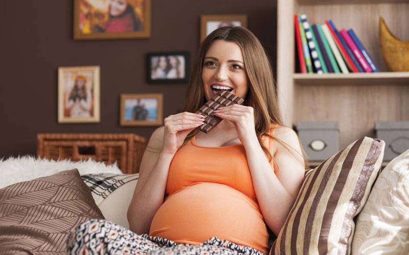 Можно ли беременным шоколад на разных сроках, как его правильно есть во время беременности?