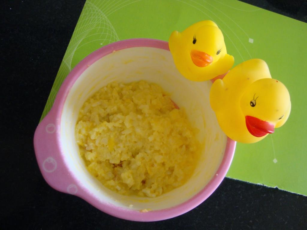 Яичный желток для прикорма малыша. Яйца в прикорме грудничка. Яйцо в прикорме детей.