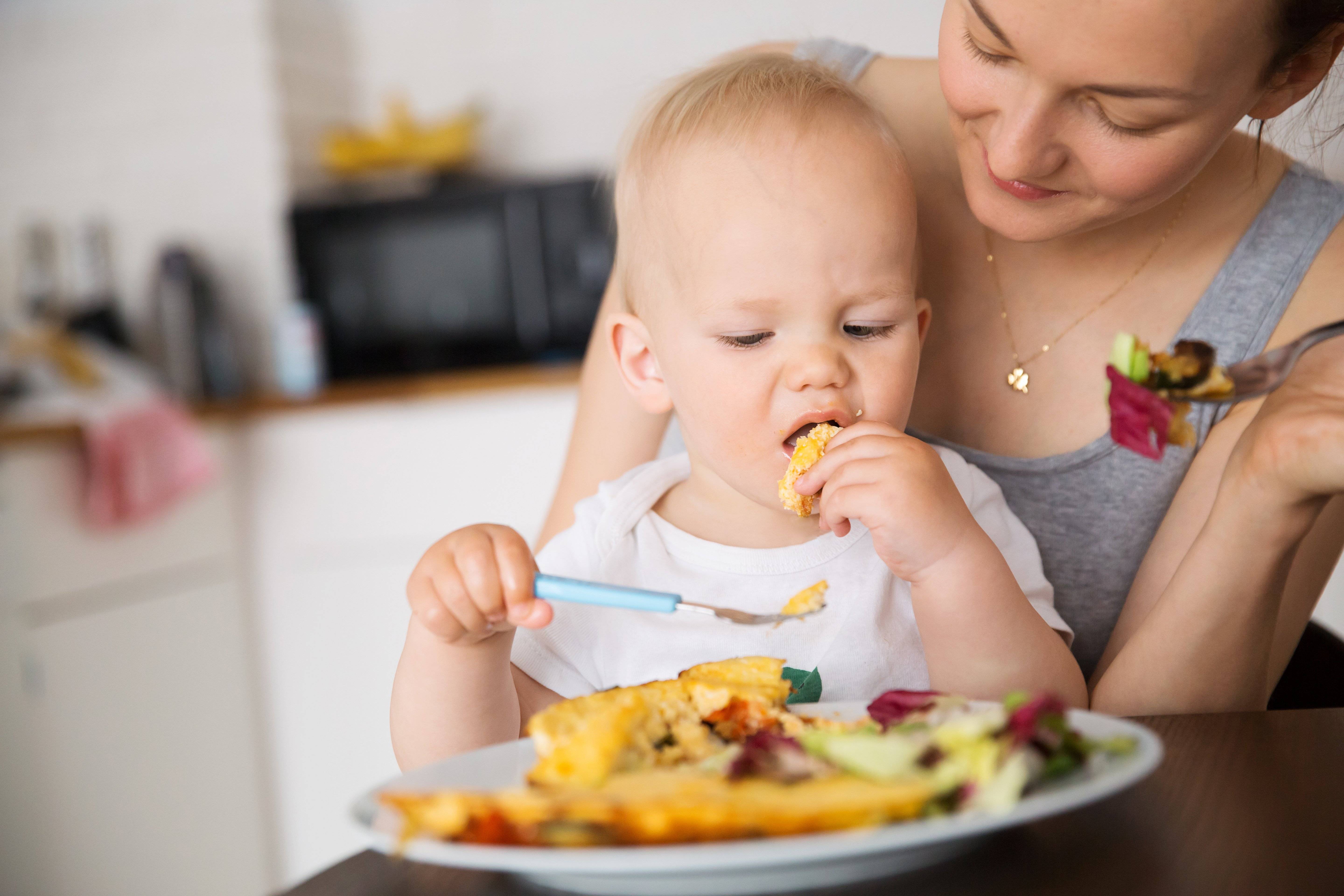 Как научить ребенка кушать ложкой самостоятельно