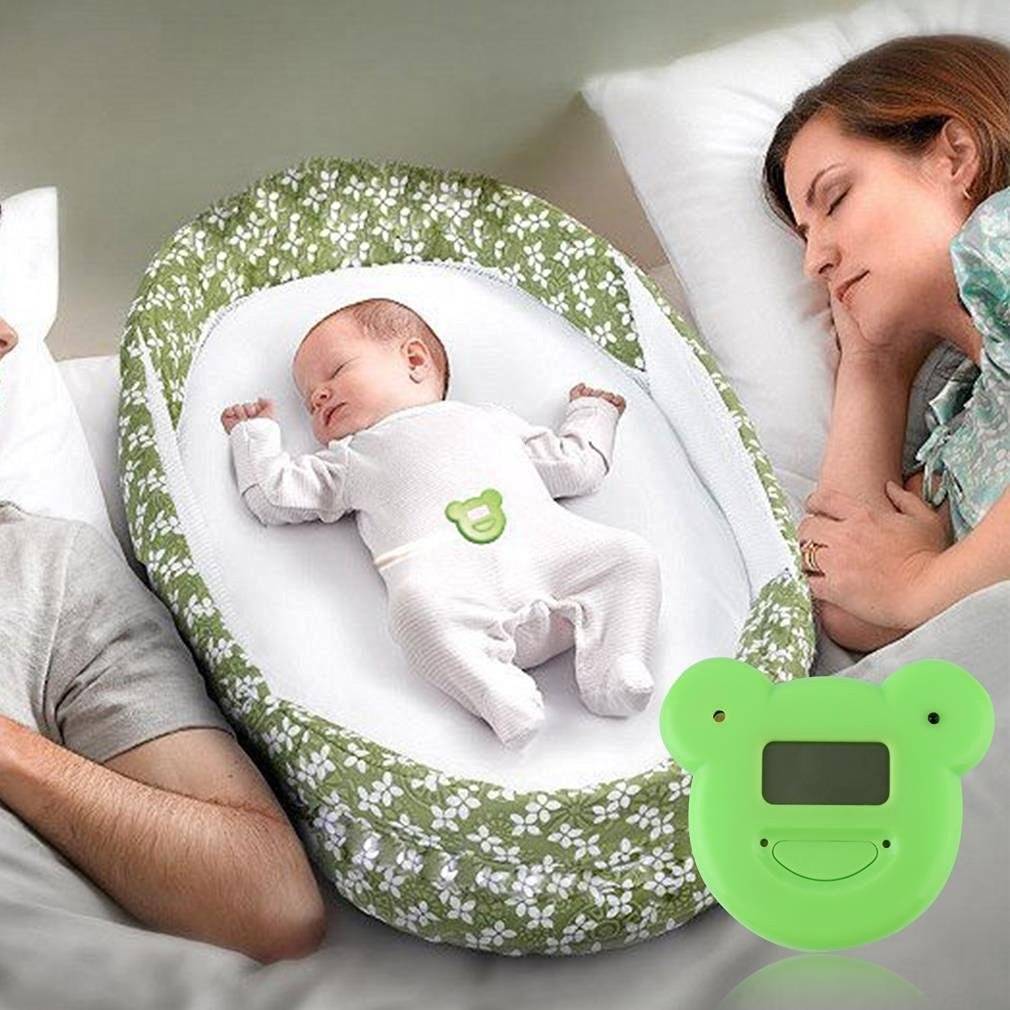 Как укладывать ребенка спать в 3 месяца. Baby Delight Snuggle Nest Surround кроватка. Подушка кокон для ребенка. Кокон в кроватку для новорожденных. Кроватка кокон для новорожденного.