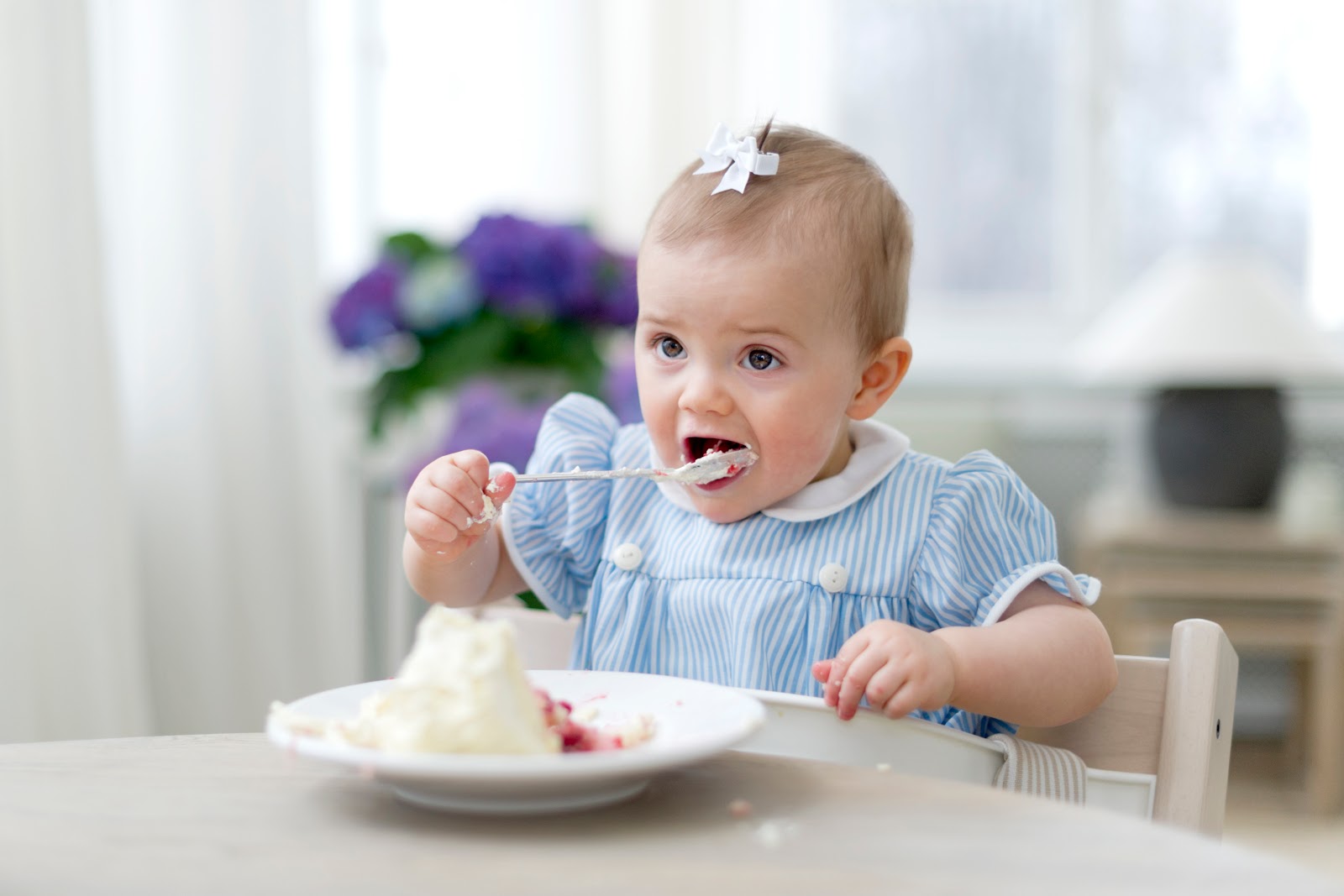 Изменится в год ребенок не. Малыш кушает. Годовалый ребенок. Маленький ребенок ест. Малыш 1 год.