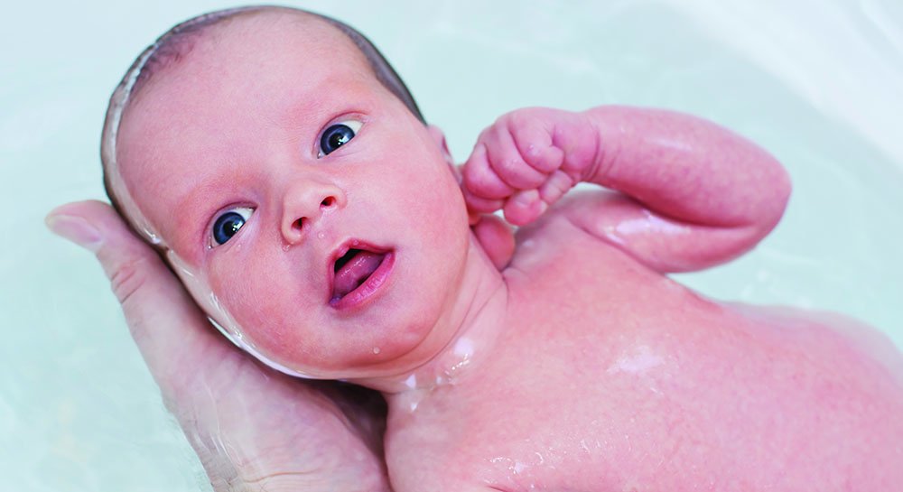 Купание новорожденного ребенка. Мраморная кожа у младенца. При купании новорожденного вода попадает