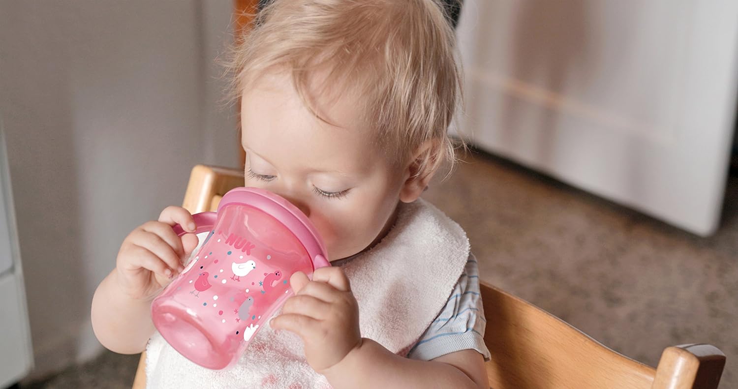 Надо отучать. Малыш 1 год пьет из бутылочки. Ребенок пьет из чашки. Малыш пьет из кружки. Пьет из чашки.