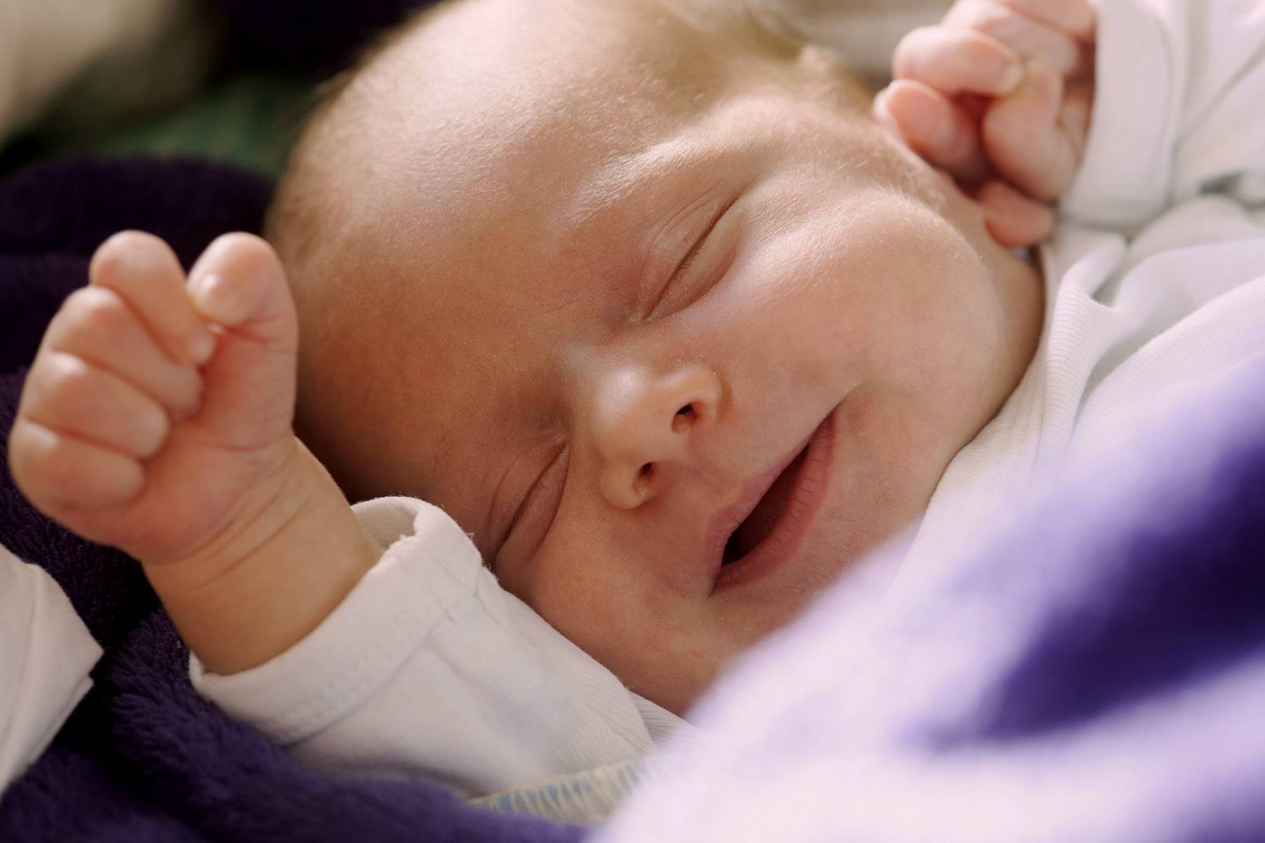 Первая улыбка ребенка. Новорожденный ребенок. Младенец улыбается. Новорожденный малыш. Грудной ребенок.