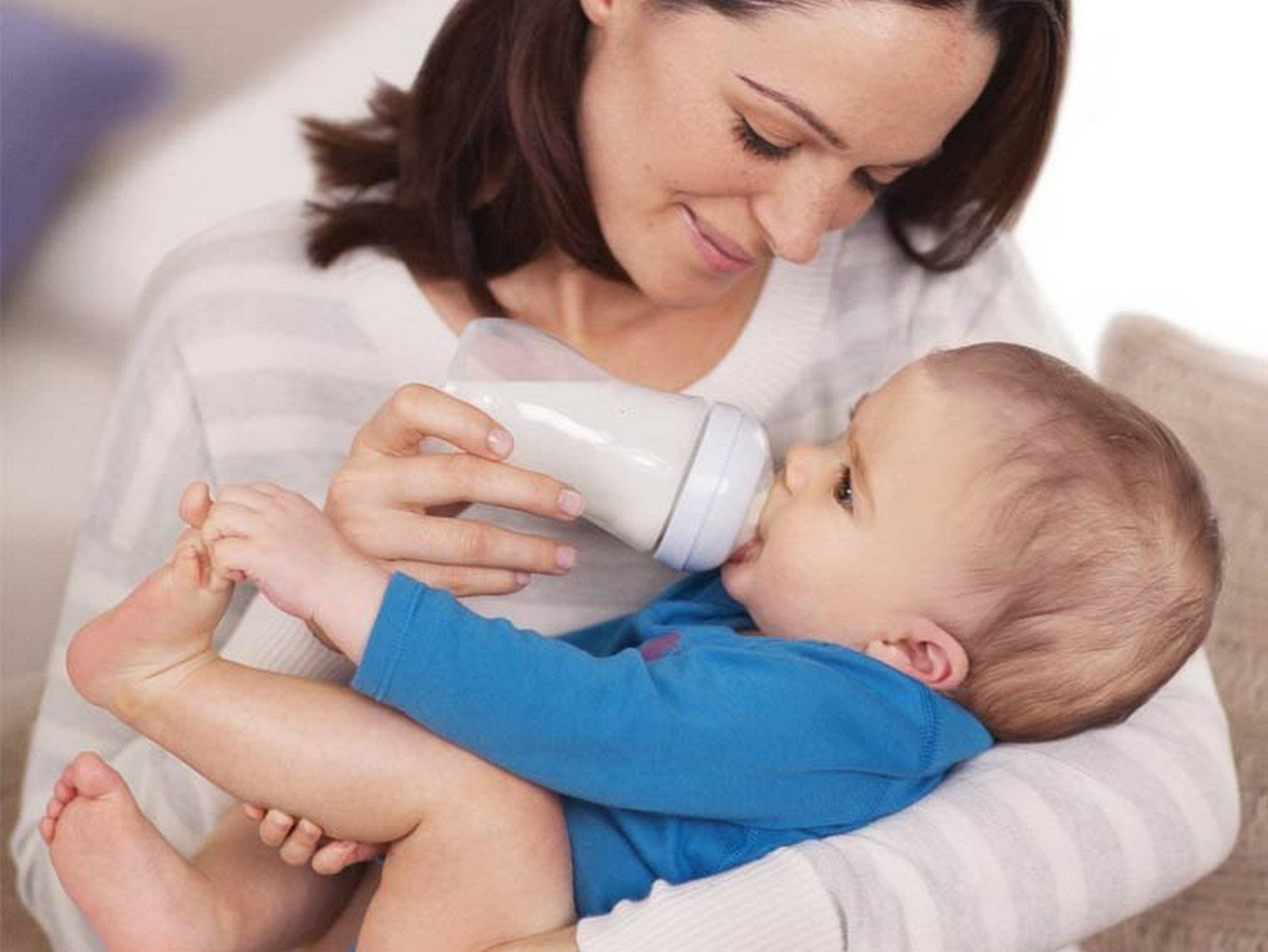 Техника вскармливания. Искусственное вскармливание новорожденного. Вскармливания новорожденного из бутылочки. Бутылочка для кормления новорожденного. Кормление новорожденного ребенка из бутылочки.