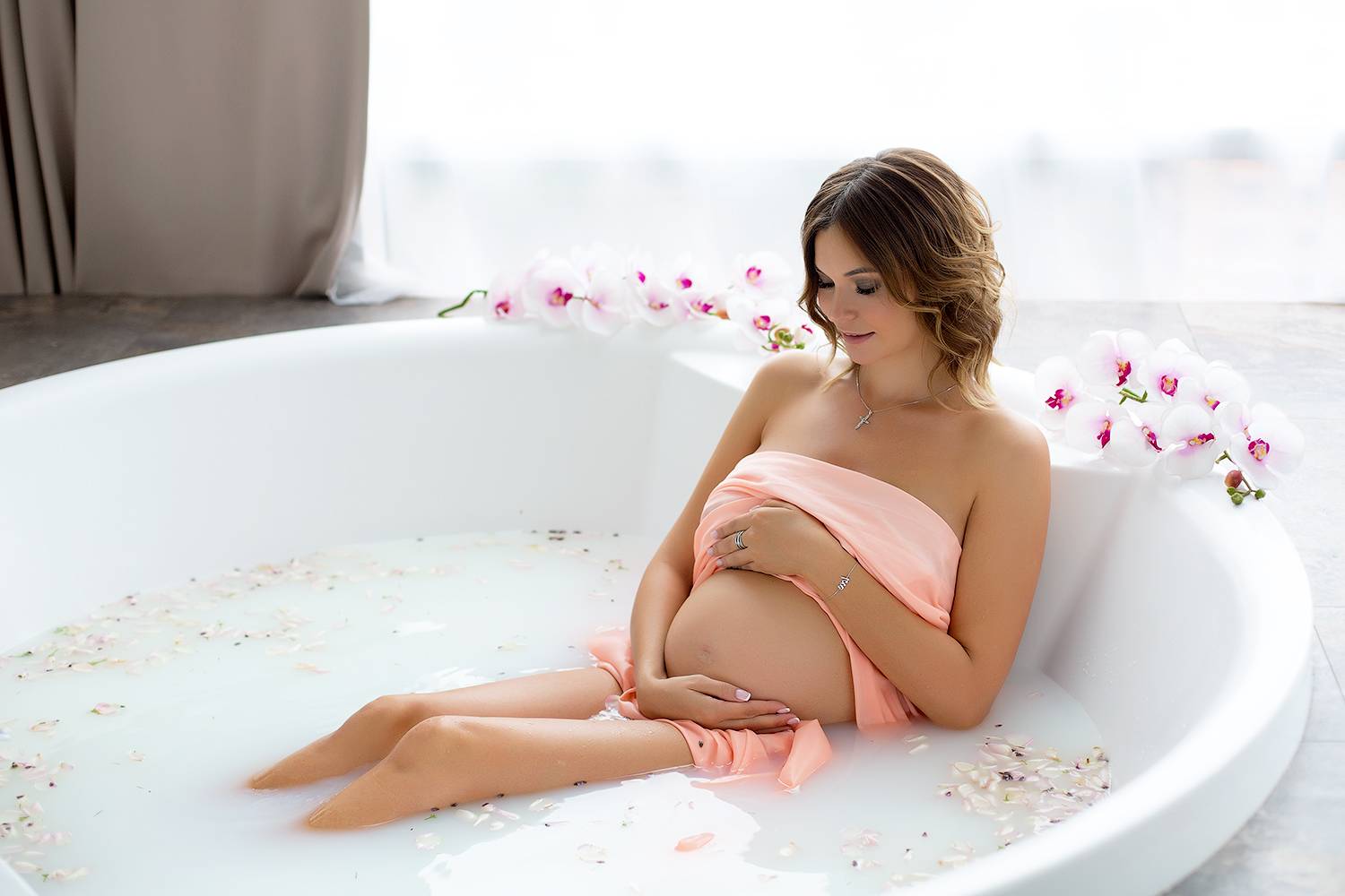 Можно лежать в ванне при беременности. Фотосессия беременных в ванной. Ванна для беременных.