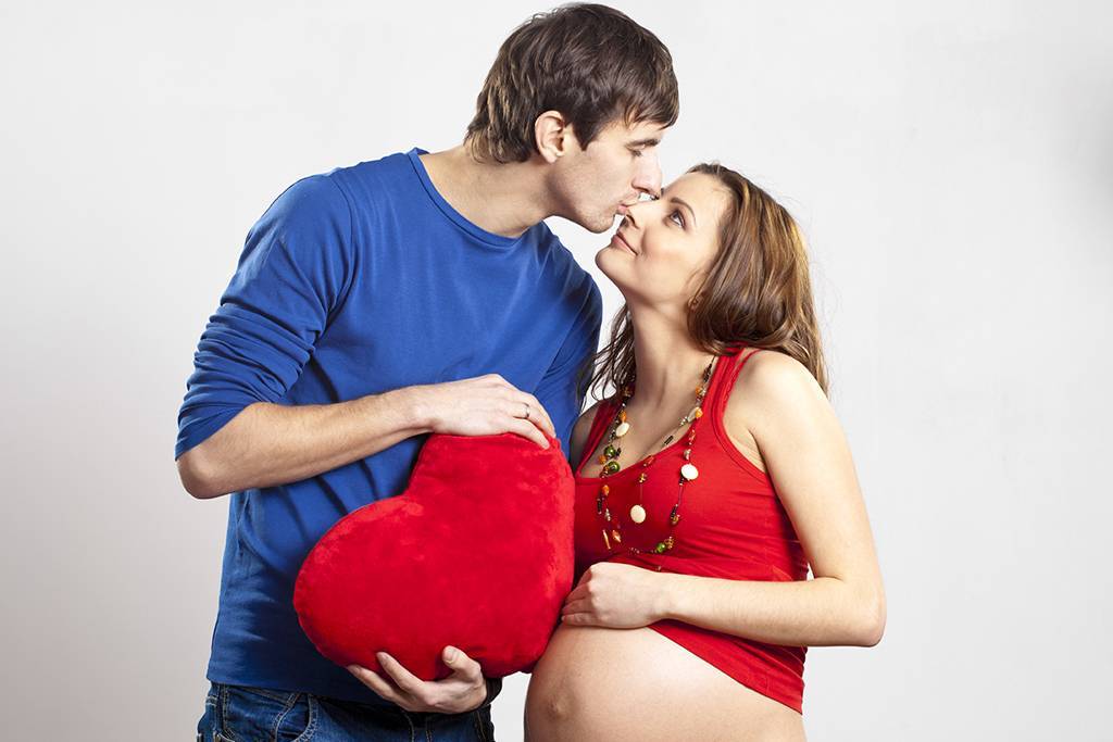 Изменяла мужу и забеременела. Фото парень вручает сердце девушке. Переживаю за беременность. Муж Червоный а жена Червона.