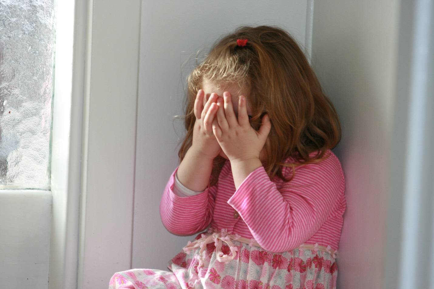 Ребенок боится оставаться один в комнате, что делать? — психологический центр инсайт