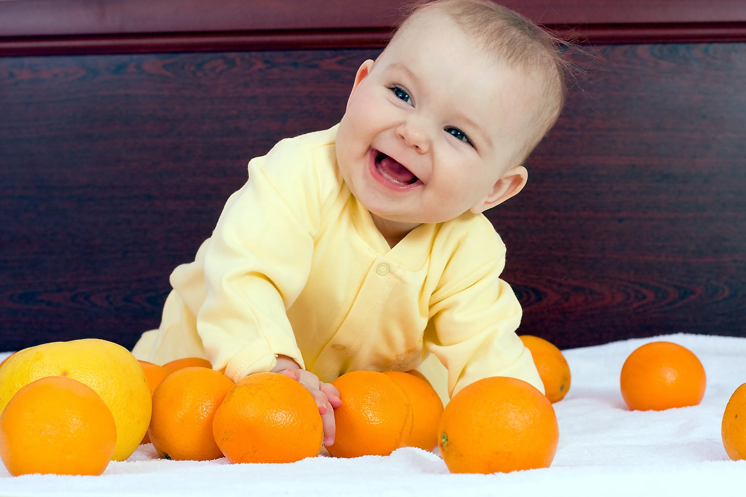Апельсин для детей. Малыш с мандаринами. Апельсин с детками. Фотосессия с фруктами. Почему ребенок оранжевый