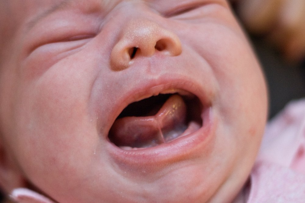 Грудничок высовывает язык: почему новорожденный ребенок так делает, когда нужно беспокоиться?