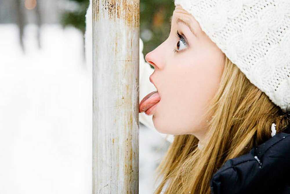 Ребёнок прилип языком к металлу на морозе. что делать?