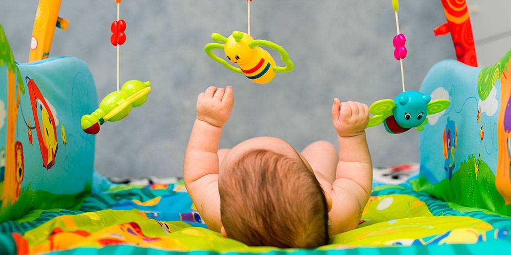 Как развивать новорожденного ребенка в 1 месяц: какие игры, занятия и игрушки нужны малышу? игрушки, необходимые малышу от 0 до 6 месяцев