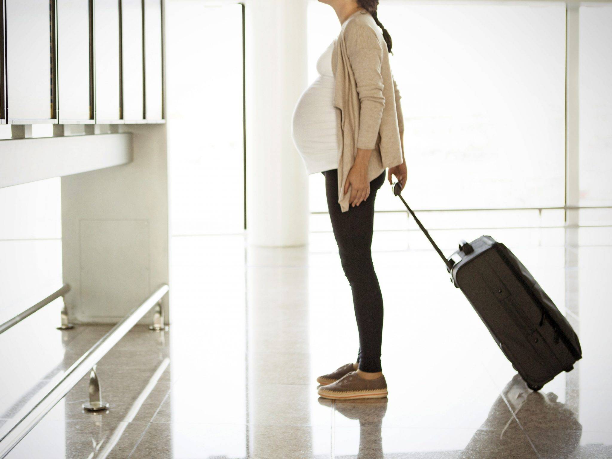 Можно ли беременным летать на самолете: на ранних сроках и во втором триместре