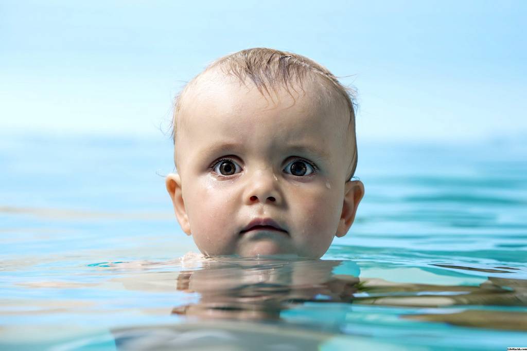 Ребенок 2-3 лет боится купаться в ванной - причины и что делать?