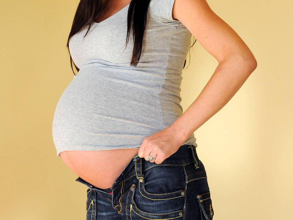 Вздутие живота при беременности: что делать на ранних и поздних сроках