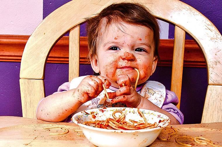 Если хотите стать сильными детки ешьте. Ребенок завтракает. Дети которые кушают. Ребенок кушает. Ребенок ест с аппетитом.