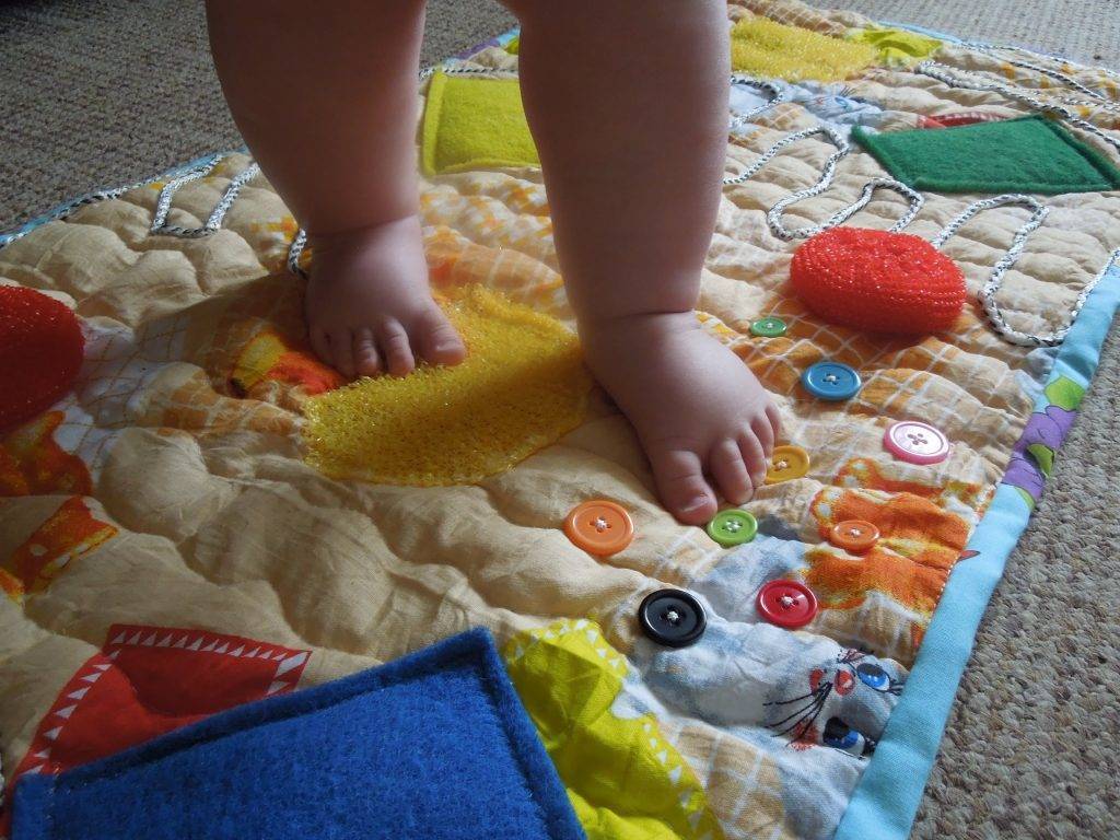 Выбираем развивающий коврик для ребенка до года