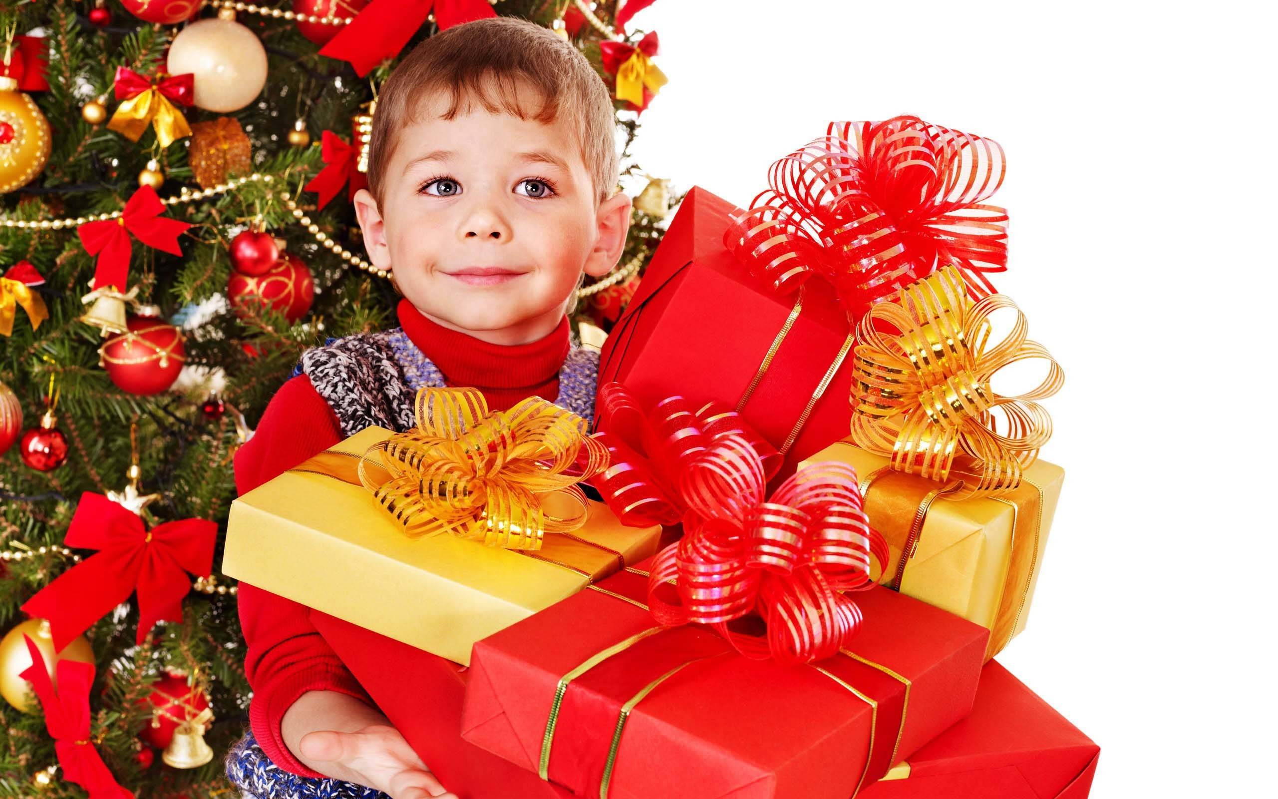 Подарок ребенку россия. Новогодние подарки. Подарки для детей. Подарки на новый год детям 10 лет. Подарки детям в ясли на новый год.
