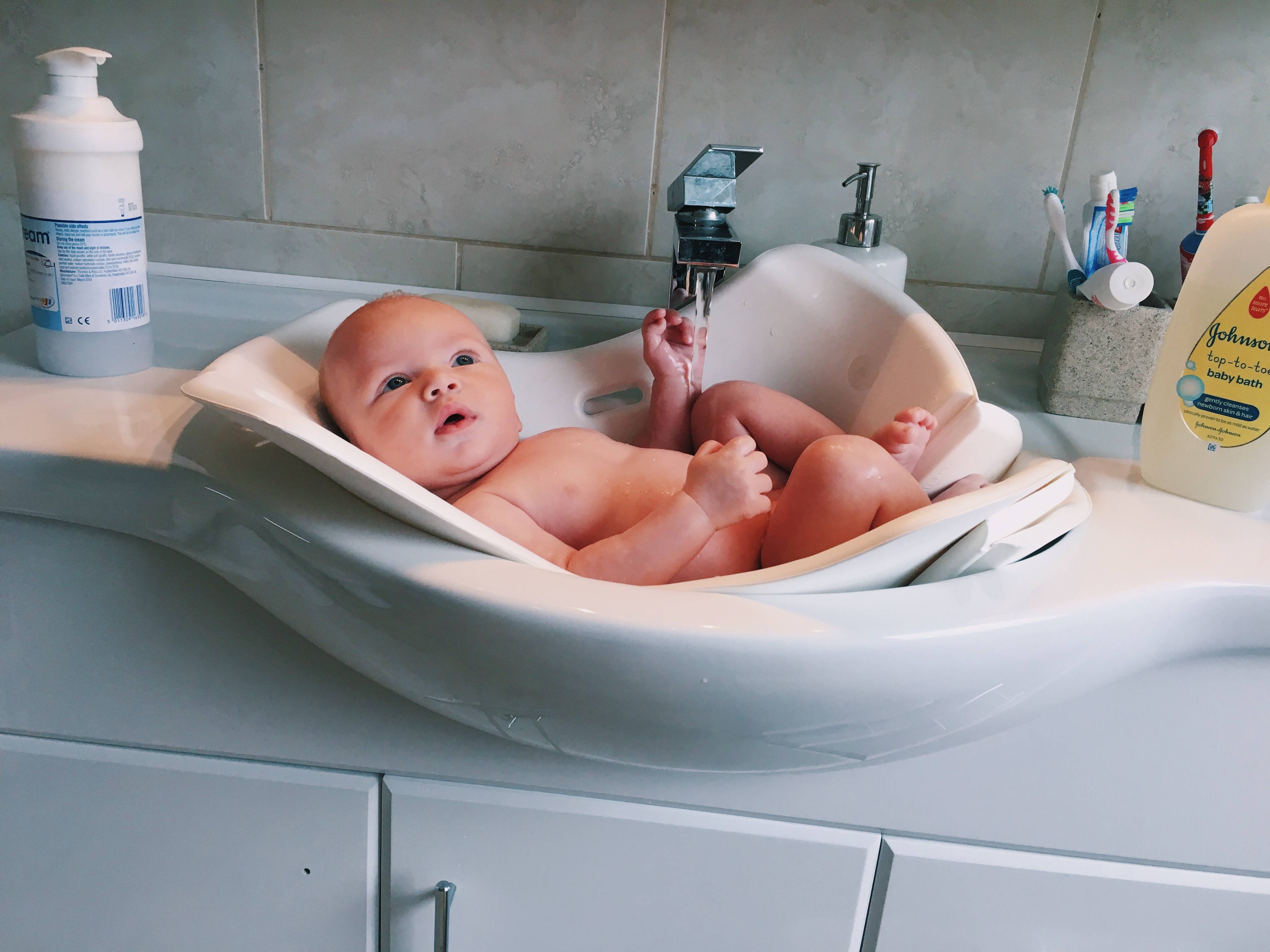Подмывание новорожденного мальчика. Подмывание новорожденного. Подмывание мальчиков новорожденных. Раковина для подмывания младенцев. Подмывание девочек новорожденных.