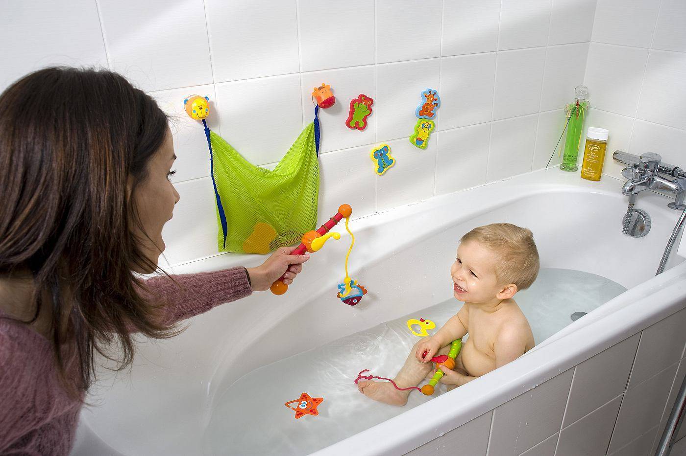 Игра ребенок в ванне. Малыш в ванной. Дошкольники в ванной. Дети в ванной комнате. Дети моются в ванной.