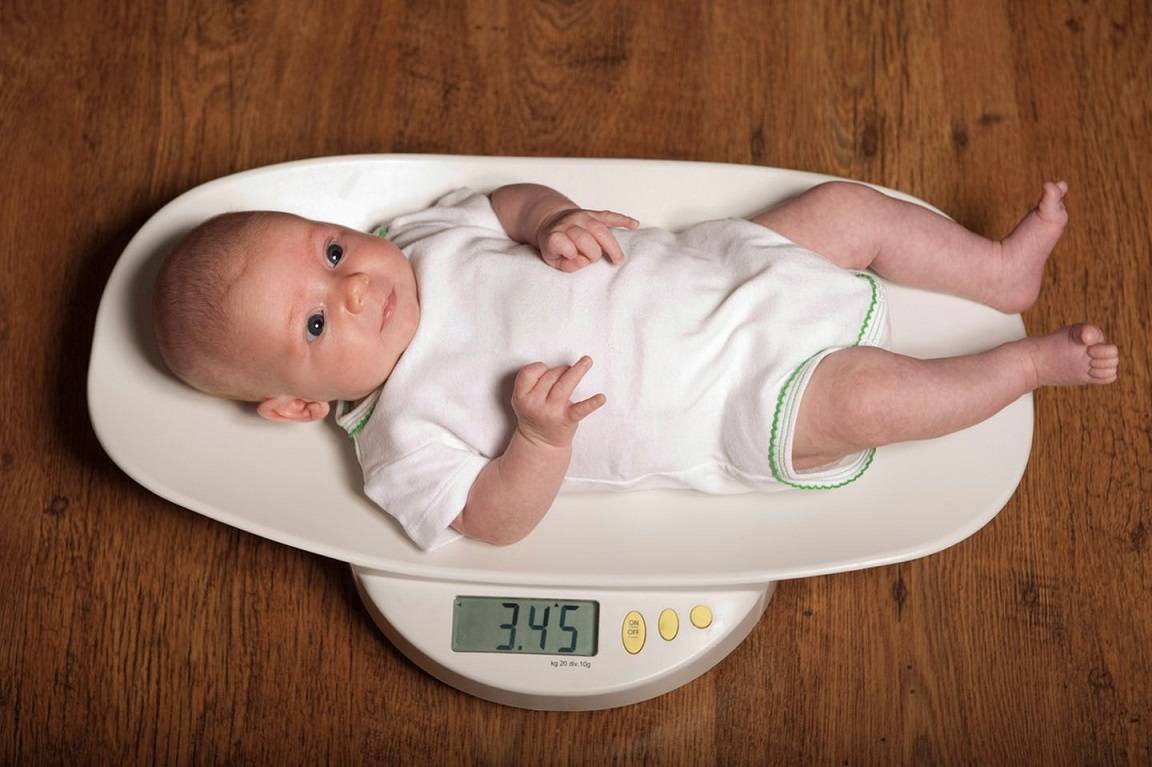 В 7 месяцев весит 7 кг. Доношенный новорожденный. Новорожденный ребенок 4 кг. Новорожденные в месяц. Новорожденный ребенок 3 кг.
