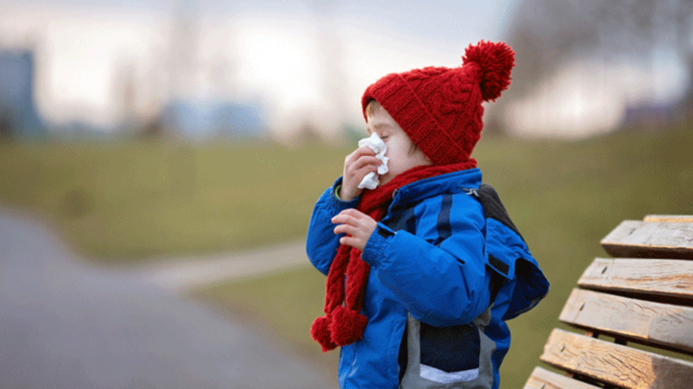 Можно ли гулять с ребенком при насморке: 5 противопоказаний для прогулок