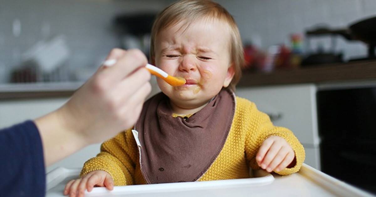 Рефлекс выталкивания ложки: почему ребенок выплевывает твердую пищу