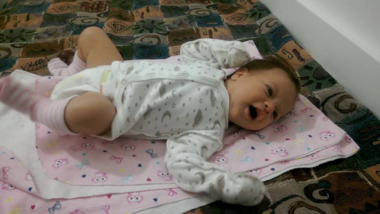 Когда начинают агукать новорожденные. Малыш агукает. Ребенок 3 месяца агукает. Когда дети начинают агукать. Гулить ребенок начинает.