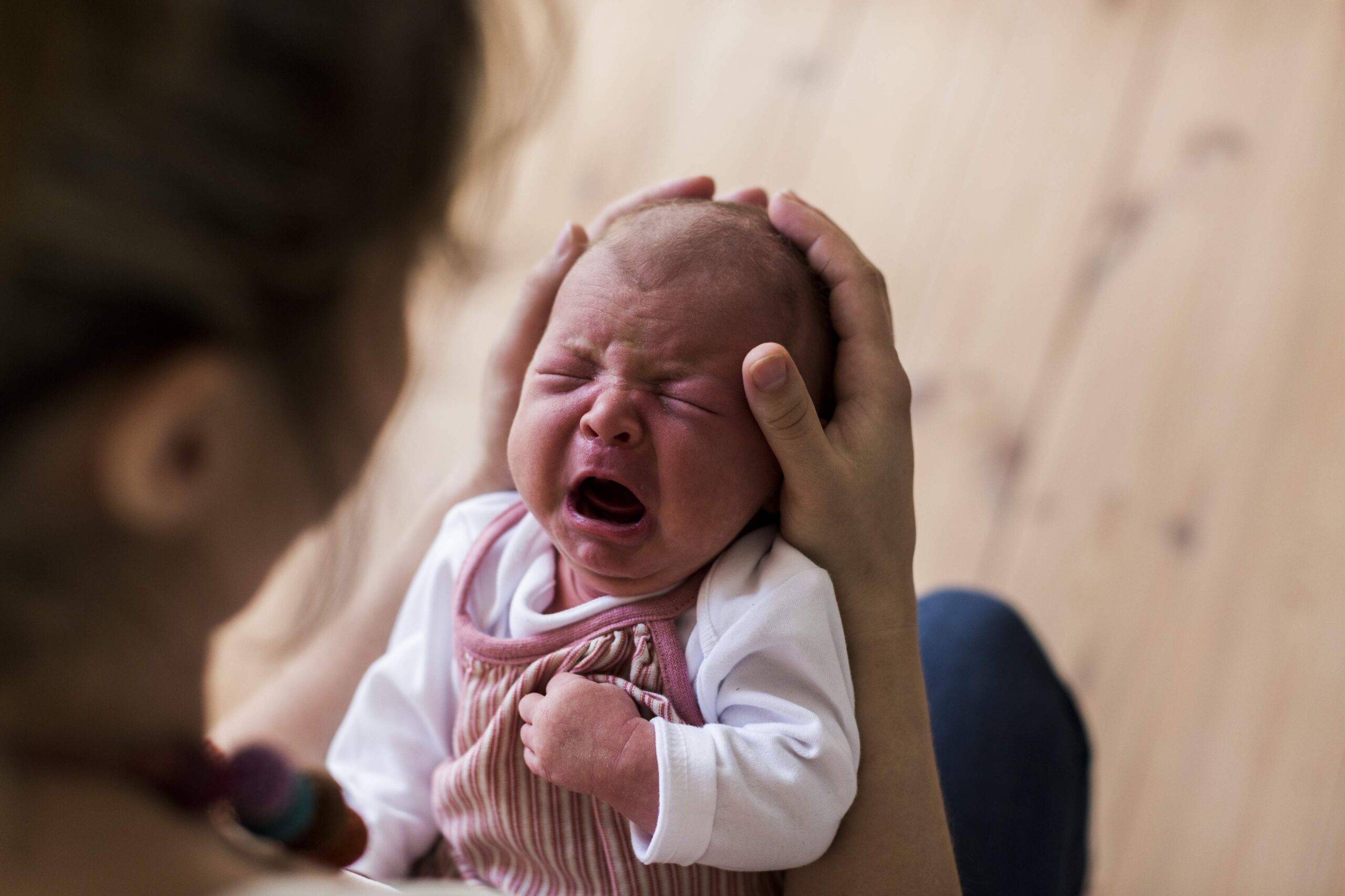Почему новорожденный постоянно плачет. Плачущий младенец. Орущий младенец. Новорожденный ребенок плачет. Крик новорожденного.