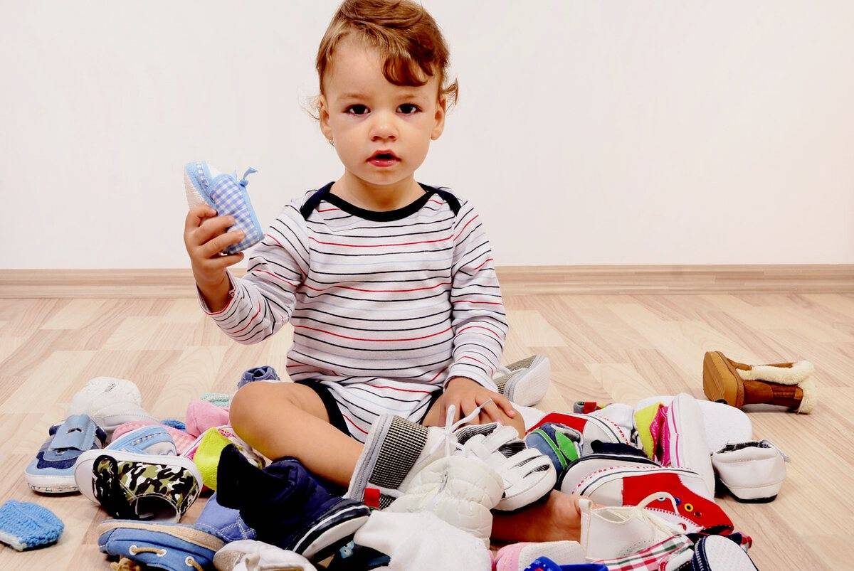 Когда ребенку одевать обувь. Обувь для детей. Ребенок одевается. Вещи для детей. Детские ноги в обуви.