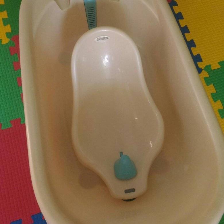 Какую ванночку надо. Ванночка для новорожденных. Ванночка для новорожденных обычная. Ванночка для новорожденных с выемкой. Ванночки для новорожденных акриловая.