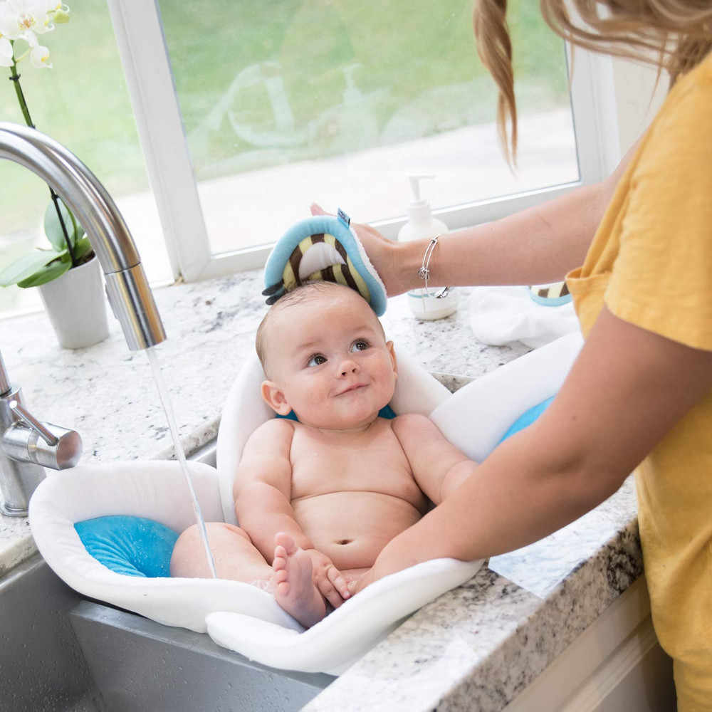 Как купать новорожденного ребенка первый раз дома: когда, видео