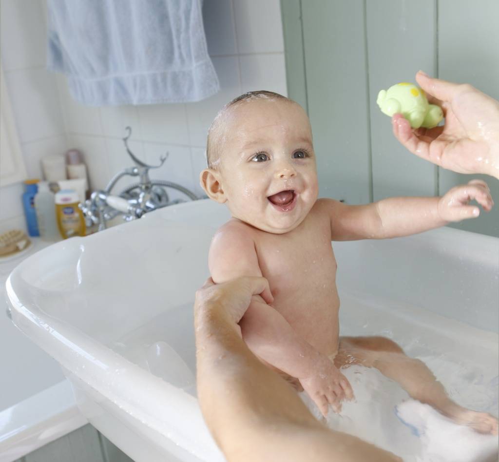 Моет сына в душе. Малыш в ванной. Купается в ванной. Маленькие дети купаются в ванной. Ванна для купания ребенка.
