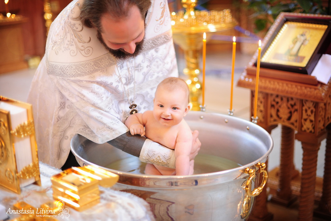 Крестины правила для крестной. Крестины таинство крещения. Крещение младенца. Крещение маленьких детей. Крещение младенца в храме.