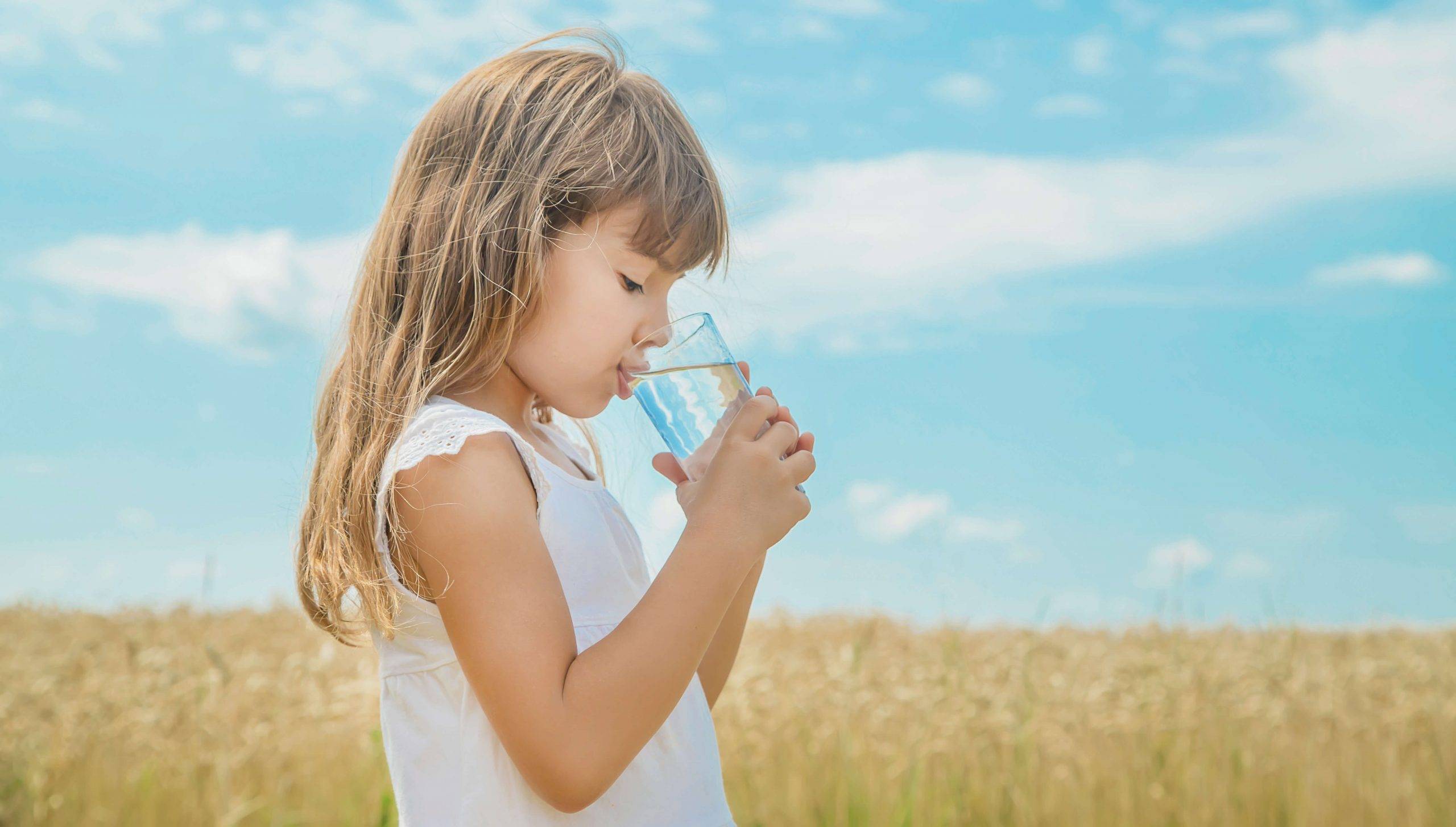 Как приучить ребенка пить воду, норма простой воды в день