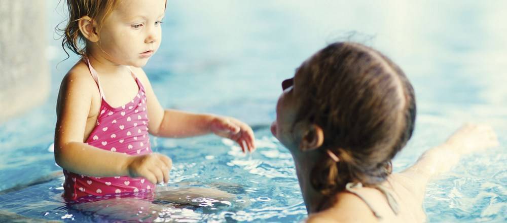 Как преодолеть страх воды и научиться плавать: упражнения, чтобы избавиться от боязни глубины взрослому и ребенку, причины этой фобии и как она называется?