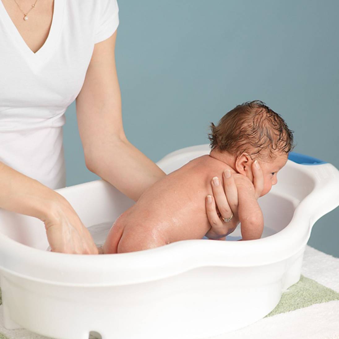Ванна ребенка алгоритм. Подмывание новорожденного ребенка. Гигиенические ванны для новорожденных. Ванна для подмывания грудного ребенка. Позы для подмывания новорожденных.