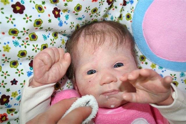 Слюни у 2-месячного ребенка: почему у новорожденного обильное слюноотделение? | spacream.ru
