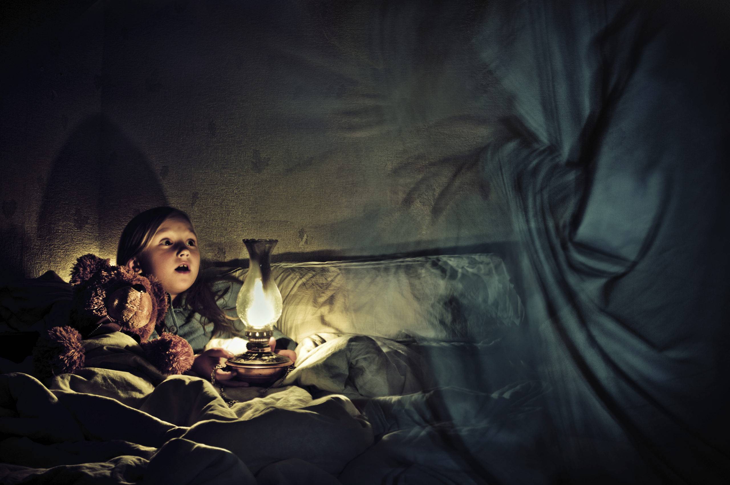 Ребенок боится темноты: почему и что делать в разном возрасте / mama66.ru