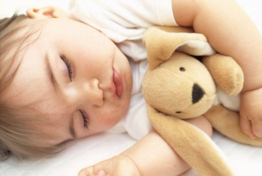 Почему ребенок спит с приоткрытыми глазами: причины